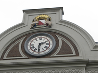 901120 Afbeelding de klok en van het stadswapen in de topgevel van het voormalige zusterhuis van het Stads- en ...